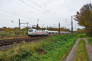 2025-11-01-010 Dortmund Somborn 193 440 zieht ICE 1148 von Berlin nach Düsseldorf. 193 448 schiebt. Es handelt sich um die erste Fahrt des ICE-L mit Fahrgästen an Bord.