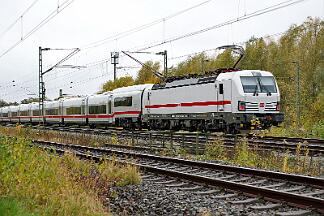 2025-11-01-012 Dortmund Somborn 193 440 zieht ICE 1148 von Berlin nach Düsseldorf. 193 448 schiebt. Es handelt sich um die erste Fahrt des ICE-L mit Fahrgästen an Bord.