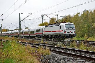 2025-11-01-013 Dortmund Somborn 193 440 zieht ICE 1148 von Berlin nach Düsseldorf. 193 448 schiebt. Es handelt sich um die erste Fahrt des ICE-L mit Fahrgästen an Bord.
