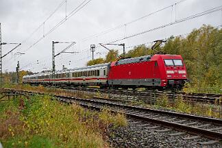 2025-11-01-017 Dortmund Somborn Leergarnitur mit 101 132 nach Köln, zur Weiterfahrt als IC 2157 nach Weimar.