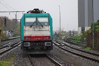 2025-11-15-005 Duisburg Rheinhausen Ost E 186 250 hängt kalt am Zugschluss.