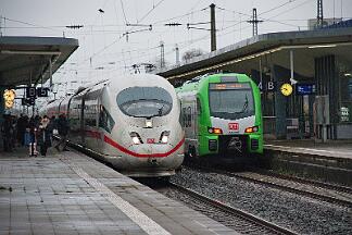 2025-11-28-021 Bochum Hbf 403 055 als ICE 1223 und 3429 006 als RB 40