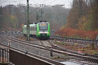 2025-11-28-028 Bochum Hbf 422 016 ist wegen Verspätung nur bis Bochum gefahren. Nach einer Pause geht es zurück nach Solingen.
