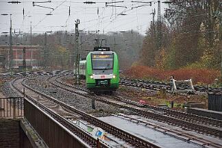 2025-11-28-029 Bochum Hbf 422 016 ist wegen Verspätung nur bis Bochum gefahren. Nach einer Pause geht es zurück nach Solingen.