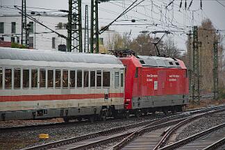 2025-11-28-066 Bochum Hbf 101 121 schiebt IC 2155 nach Jena.
