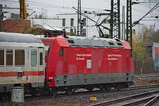 2025-11-28-067 Bochum Hbf 101 121 schiebt IC 2155 nach Jena.