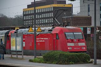 2025-11-28-069 Bochum Hbf 101 121 schiebt IC 2155 nach Jena.