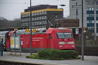 2025-11-28-070 Bochum Hbf 101 121 schiebt IC 2155 nach Jena.