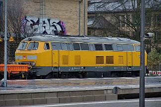 2025-11-28-080 Bochum Hbf 225 010 kam etwas überraschend.