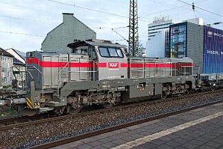 2025-12-05-029 Bochum Hbf 271 022 und 4120 001 mit Schotterzug Richtung Riemke.