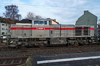 2025-12-05-030 Bochum Hbf 271 022 und 4120 001 mit Schotterzug Richtung Riemke.