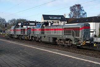 2025-12-05-034 Bochum Hbf 271 022 und 4120 001 mit Schotterzug Richtung Riemke.