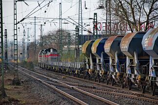 2025-12-05-036 Bochum Hbf 271 022 und 4120 001 mit Schotterzug Richtung Riemke.