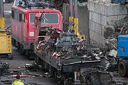 143 037 - 2020-10-22-002 Leverkusen Opladen 143 037 wird gerade zerlegt.