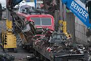 143 037 - 2020-10-22-004 Leverkusen Opladen 143 037 wird gerade zerlegt.