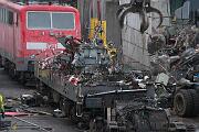 143 037 - 2020-10-22-007 Leverkusen Opladen 143 037 wird gerade zerlegt.