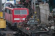 143 037 - 2020-10-22-011 Leverkusen Opladen 143 037 wird gerade zerlegt.