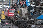 143 037 - 2020-10-22-014 Leverkusen Opladen 143 037 wird gerade zerlegt.
