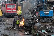 143 037 - 2020-10-22-025 Leverkusen Opladen 143 037 wird gerade zerlegt.