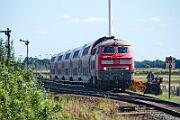218 470 - 2025-08-18-115 Emmelsbüll Lehnshallig 218 470 mit einer Doppelstock-Garnitur nach Westerland.