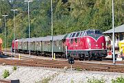 220 033 - 2024-09-01-009 Warstein 40 Jahre Eisenbahnfreunde Warstein mit Sonderfahrten. Hier startet die V200 zum Lohbusch.