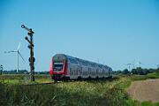 245 210 - 2025-08-18-103 Emmelsbüll Lehnshallig 245 210 mit einer Dosto-Garnirtur nach Hamburg-Altona.