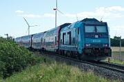 245 210 - 2025-08-18-104 Emmelsbüll Lehnshallig 245 210 mit einer Dosto-Garnirtur nach Hamburg-Altona.