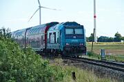 245 210 - 2025-08-18-106 Emmelsbüll Lehnshallig 245 210 mit einer Dosto-Garnirtur nach Hamburg-Altona.