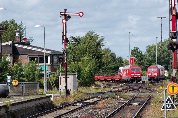 245 025