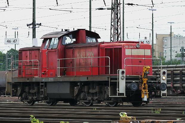 296 046
