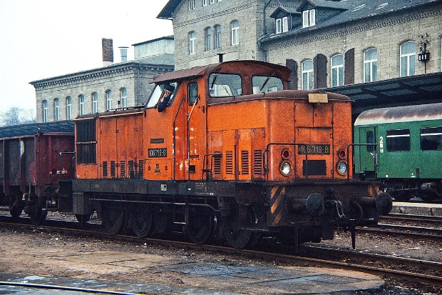 106 719