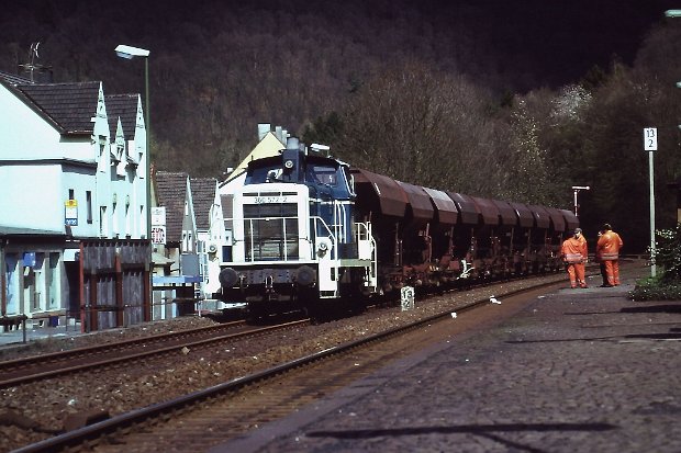 360 572
