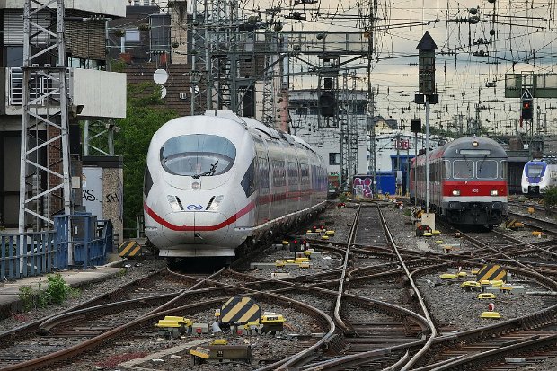 406 053