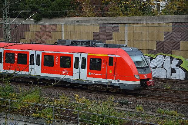 422 020