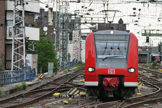 425 021