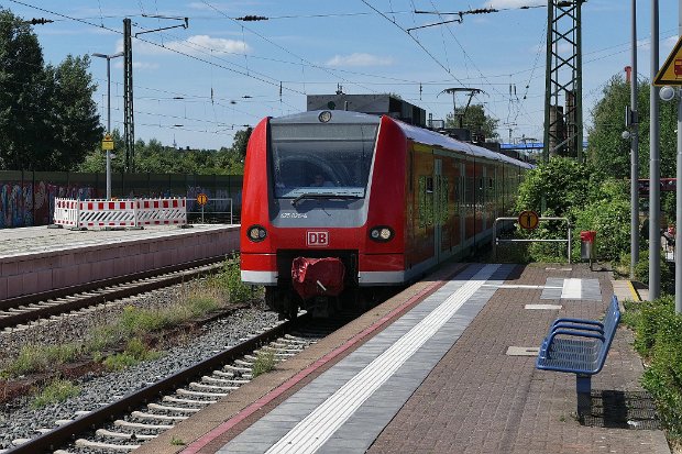 425 025