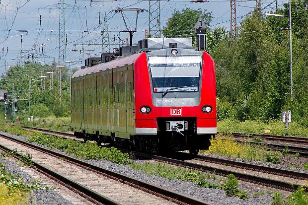 425 069