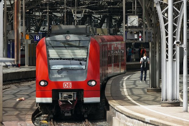 425 096