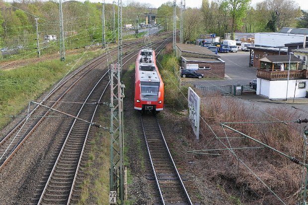 426 008