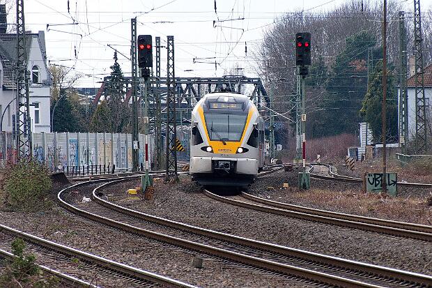 429 018