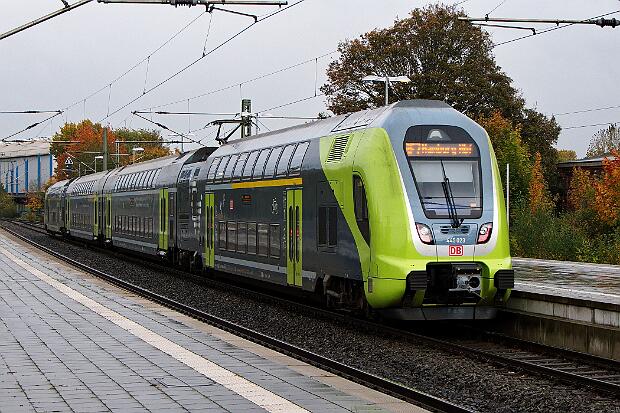 445 023