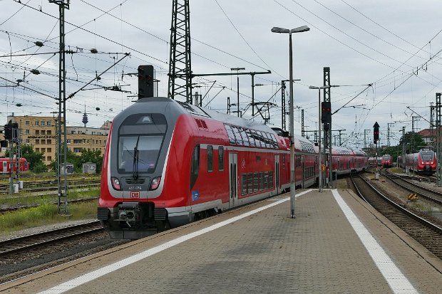 445 076