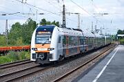 462 076 - 2025-07-10-013 Bochum Ehrenfeld 462 076 rollt auf dem Gegengleis am RE 16 vorbei.
