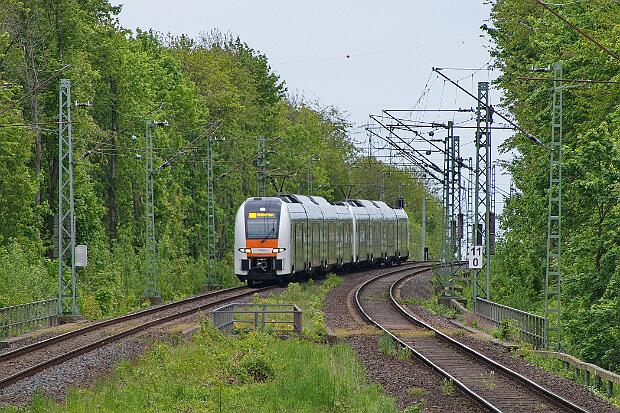462 018