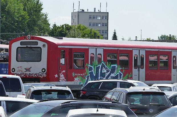 472 025