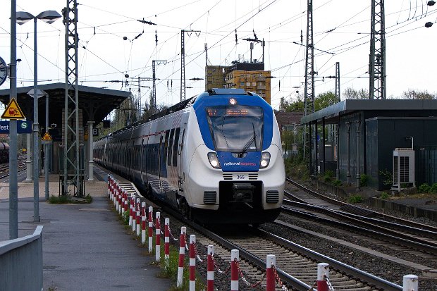 9442 366