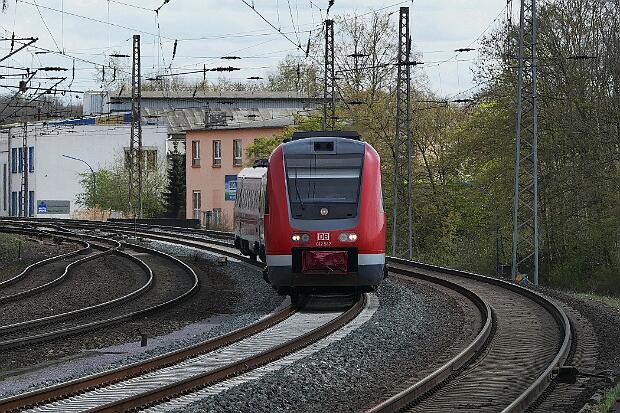 612 047