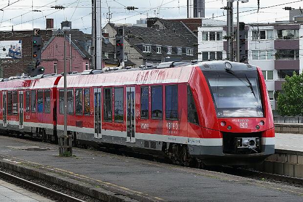 622 033