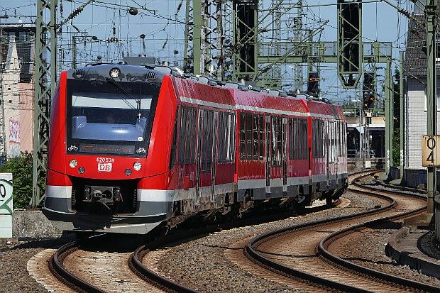 622 038