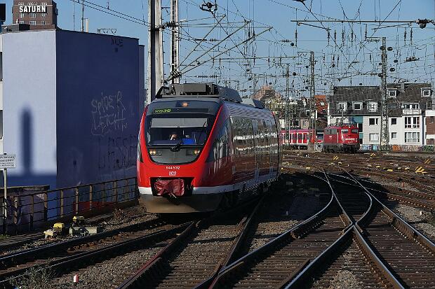 644 032